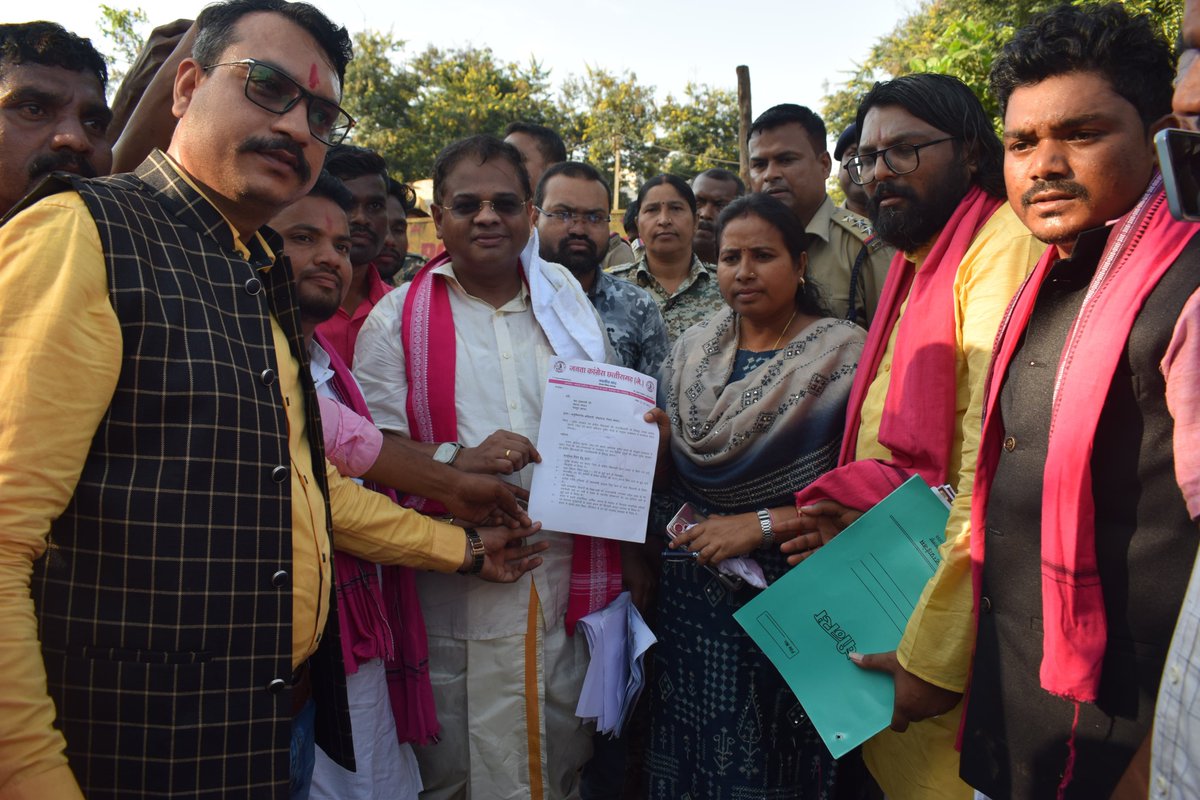कल चित्रकोट विधानसभा के तोकापाल ब्लॉक में जनता कांग्रेस छत्तीसगढ़-जे के द्वारा स्थानीय मांगों को लेकर एस.डी.एम. कार्यालय का घेराव किया गया। 

हजारों की संख्या में कार्यकर्ता एवं स्थानीय लोगों ने आज इस विरोध प्रदर्शन में हिस्सा लेकर नारा दिया कि बस्तर में,

बहुत हुई कांग्रेस-भाजपा