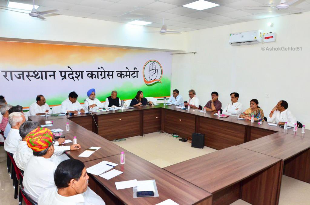 पाणी हर ढाणी !

आज पूर्वी राजस्थान के 13 जिलों तक पानी पहुंचाने की महत्वाकांक्षी परियोजना ECRP को पूर्ण करने के विविध बिंदुओं पर राजस्थान प्रदेश कांग्रेस कमेटी के साथ व्यापक चिंतन हुआ।

यह महत्वपूर्ण बैठक 'पाणी हर ढाणी' के संकल्प को मजबूती प्रदान करने की साक्षी बनी।