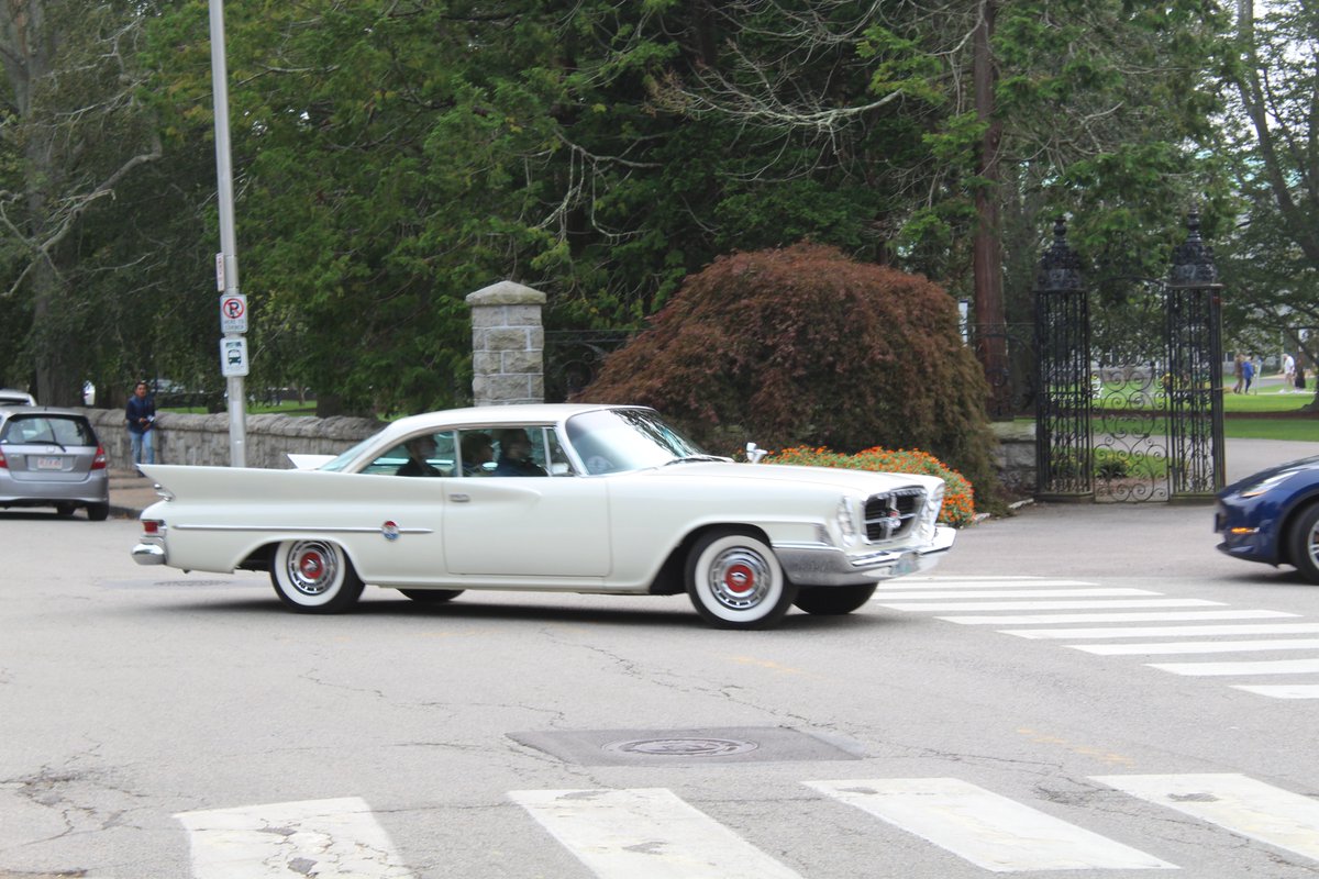 OctaneJames's tweet photo. Spotted a week ago. A 1961 Chrysler 300G. I think. Probably.

#virgilexner #forwardlook #chrysler #audrain #concourscars #classiccars #newport #rhodeisland #looksroomy https://t.co/RvQ4liV7OI