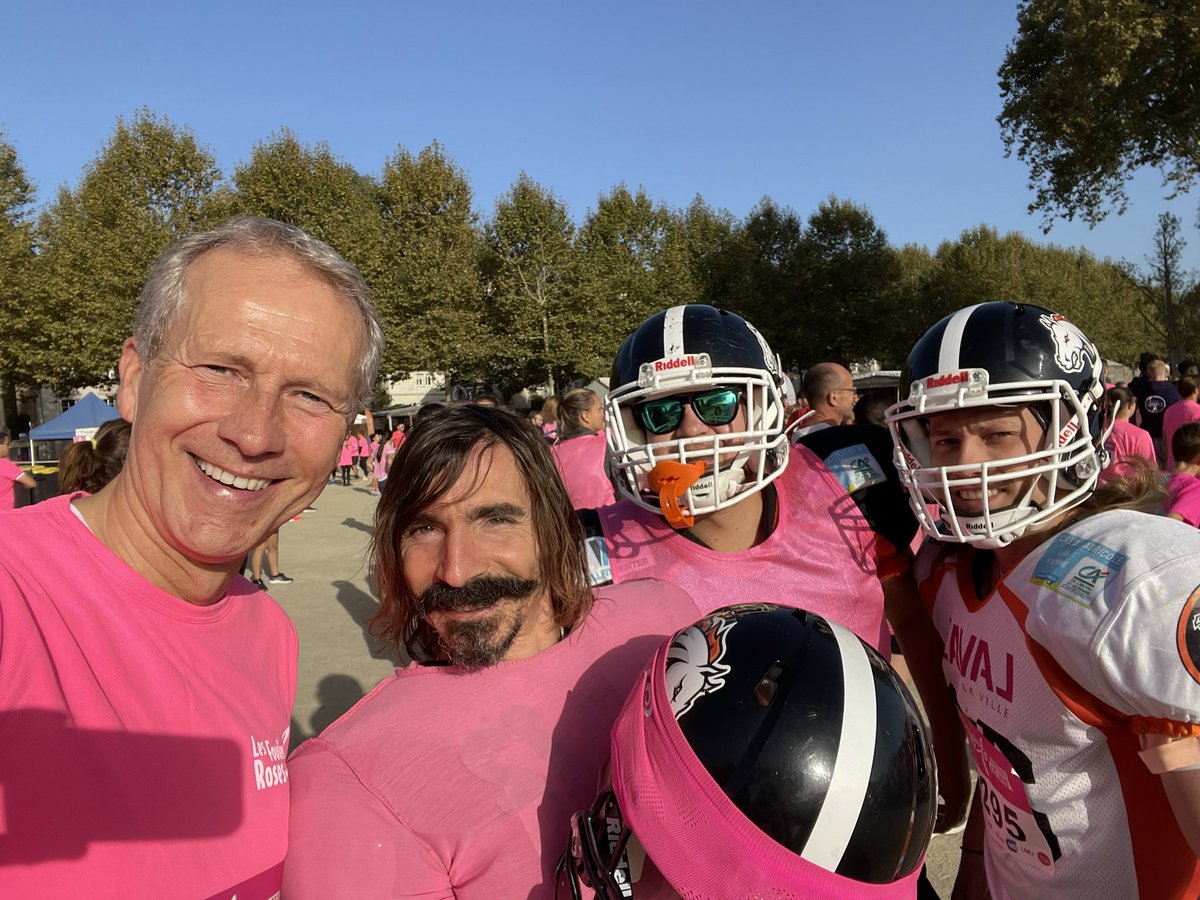 guillaumegarot's tweet image. Tous mobilisés à Laval contre le cancer du sein avec les Foulées d’#OctobreRose. 
Dépister, faire avancer la recherche : nous étions des milliers ce matin à courir et marcher le long de la Mayenne à Laval. 🏃‍♂️👍🏼