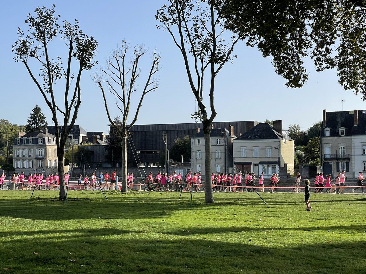 guillaumegarot's tweet image. Tous mobilisés à Laval contre le cancer du sein avec les Foulées d’#OctobreRose. 
Dépister, faire avancer la recherche : nous étions des milliers ce matin à courir et marcher le long de la Mayenne à Laval. 🏃‍♂️👍🏼