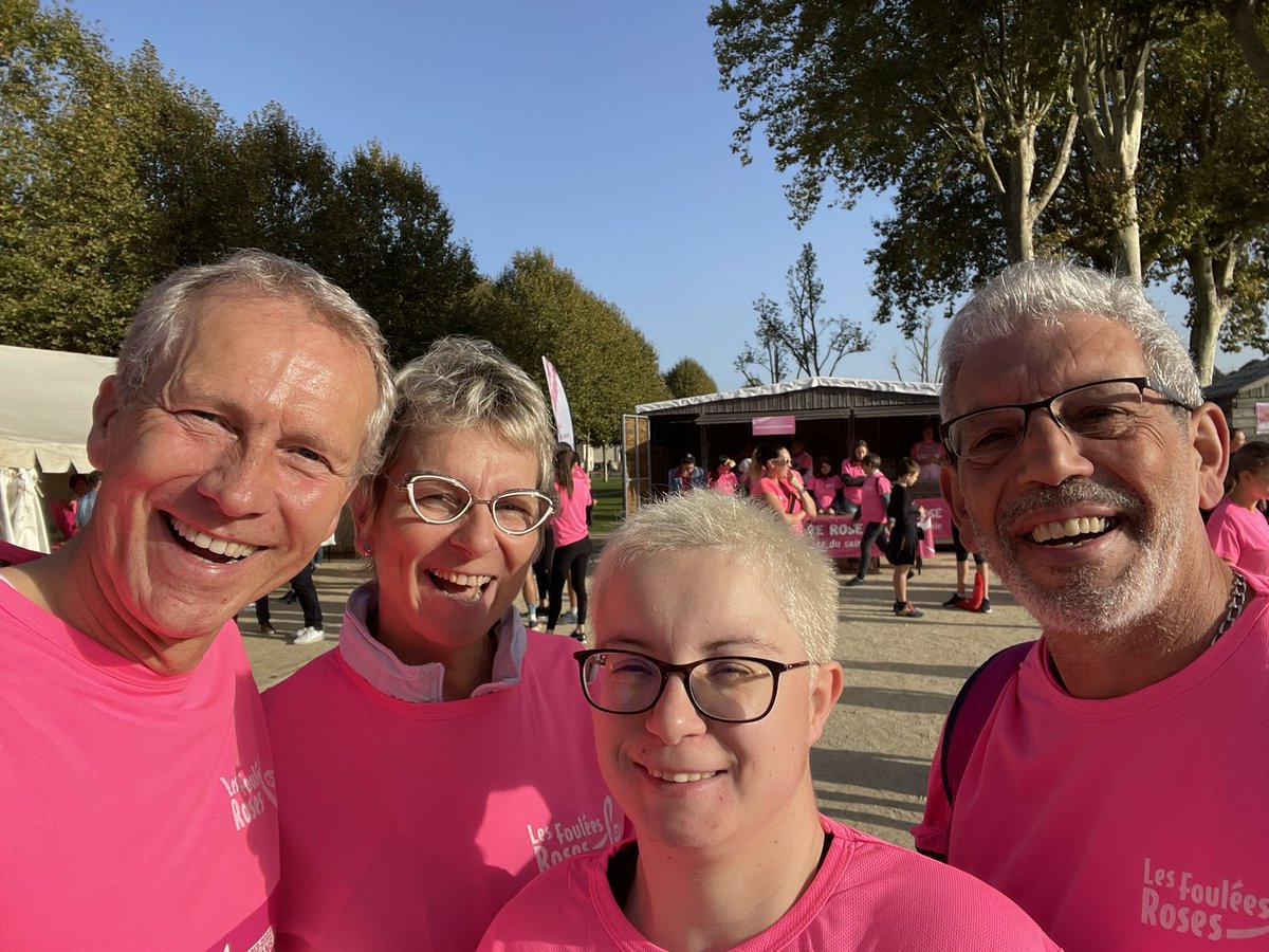 guillaumegarot's tweet image. Tous mobilisés à Laval contre le cancer du sein avec les Foulées d’#OctobreRose. 
Dépister, faire avancer la recherche : nous étions des milliers ce matin à courir et marcher le long de la Mayenne à Laval. 🏃‍♂️👍🏼