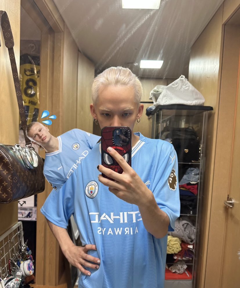 teuverse_id's tweet photo. [TRANS] 🦔
081023

Alesan kenapa anak-anak manggil aku Suk(haa)land…

(Bang Haaland sori ya haha…anu j-jadi kapan ke Real Madrid…? Haha…)

@treasuremembers https://t.co/xVwWkdPFSO