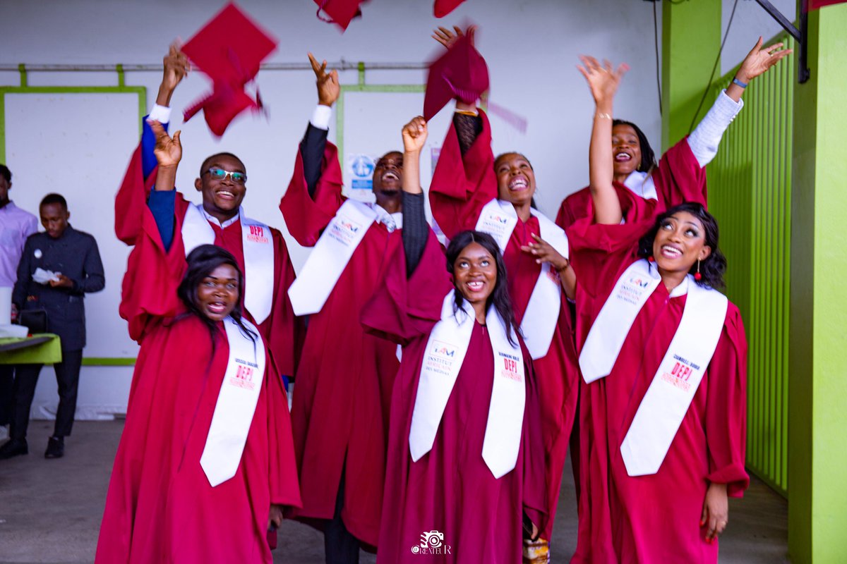 | Remise de diplôme 🧑‍🎓👨‍🎓| 

#DEPJ 22-23. C’est la fin d’une saison pour nos étudiants diplômés ce 07.10.23. Ils repartent avec des acquis en journalisme et sont prêts à impacter leur environnement. Bravo à tou.tes. Succès mérité. Nous sommes fiers de vous !