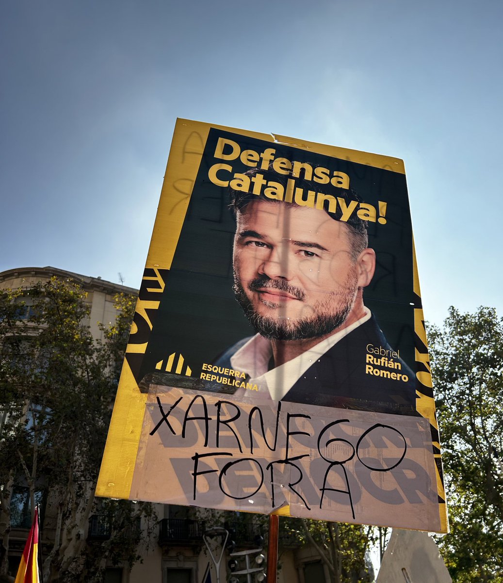 carmerocasegui's tweet photo. Manifestació espanyolista a Barcelona amb desfilada inclosa des de Madrid d’Abascal, Feijóo, Ayuso…

“XARNEGO FORA” https://t.co/ElRQt19g89