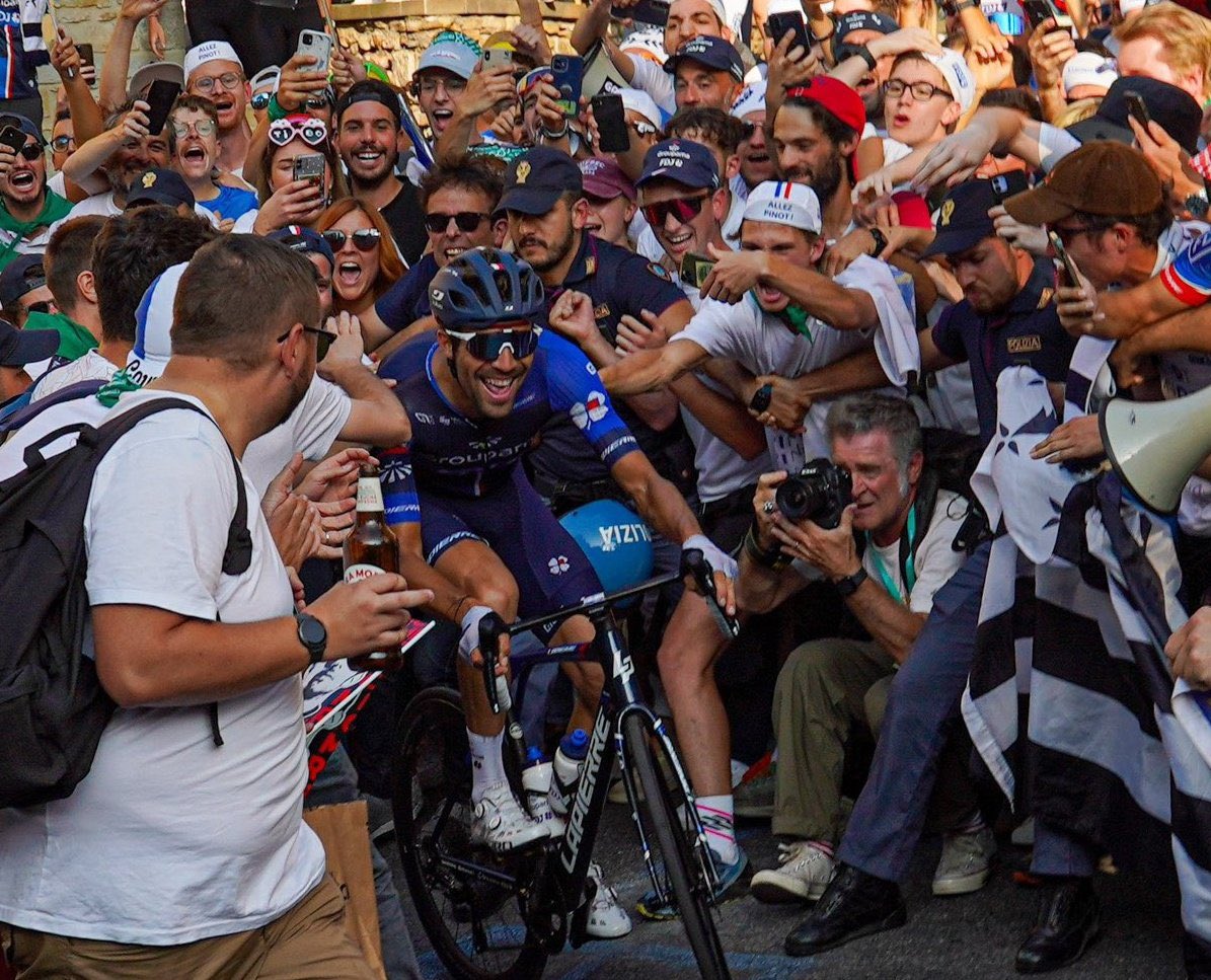 sportricolore's tweet photo. 🇫🇷 Cette photo de Thibault Pinot sur le Tour de Lombardie 🤩

Superbe hommage pour un superbe coureur ❤️

📸 Alexis Come https://t.co/QLNCru2t4x