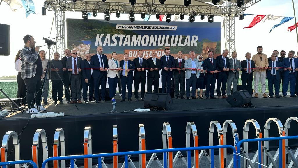 mehmetumur_'s tweet photo. Kastamonu Konfederasyonu (KAS-KON) ve Kastamonulular Dayanışma Derneği (KAS-DER) tarafından, İstanbul Yenikapı'da gerçekleştirilen; "Kastamonu Tanıtım Günleri" açılış törenine katılım sağlayarak, kıymetli hemşehrilerimizle buluştuk.

Bu güzel organizasyonda emeği geçen ve katkı sağlayan herkese teşekkür ediyorum.

📍İstanbul | Yenikapı Etkinlik Alanı