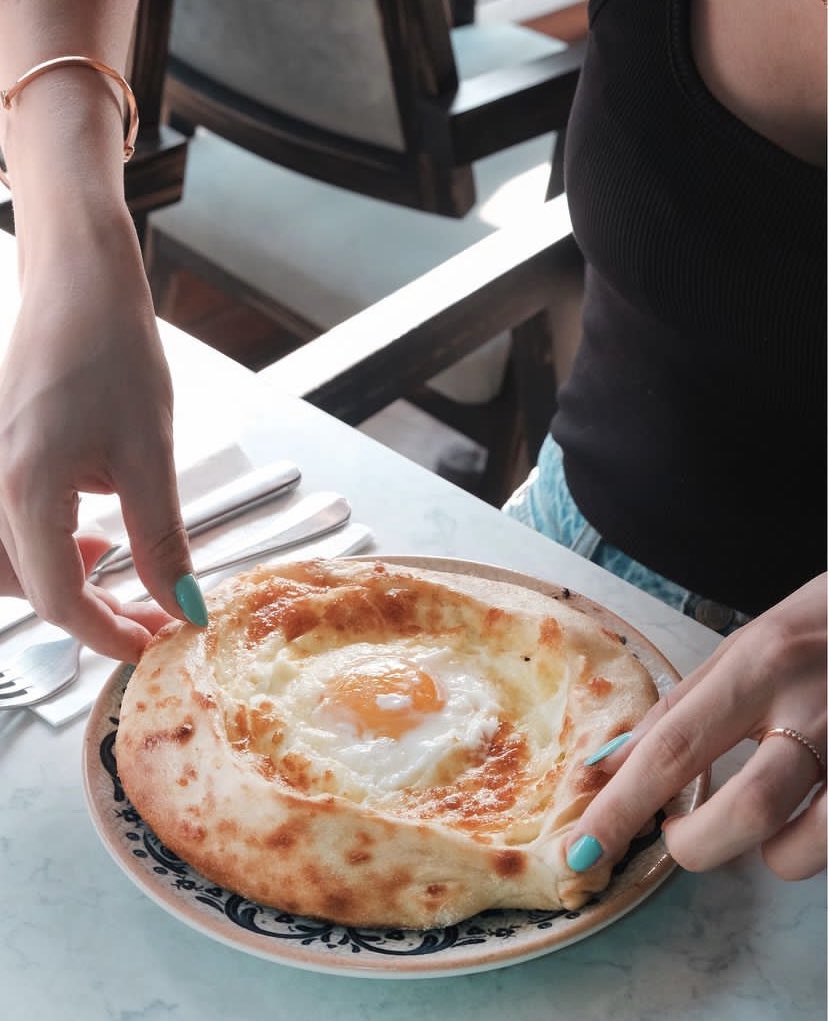 En hafif fırın lezzeti: Haçapuri 🍳

Özel hazırlanmış 3 çeşit peynir karışımı, tereyağ üzerine 1 adet yumurta kırılarak kenarları çıtır hamuru ile servis edilir.
Gurme Tatlar 🍴
📍Atlantis Avm 📞 0312 257 07 40
📍Kaşmir Center📞0312 257 04 40
📍Çayyolu Şube 📞0312 257 06 40