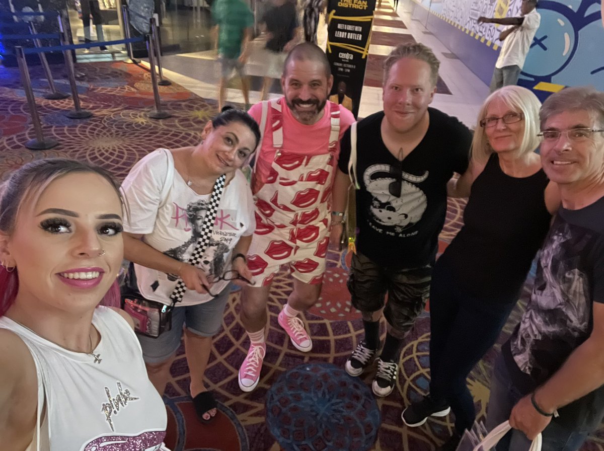 The most incredible artist in the universe, surrounded w/ an off the wall insanely talented band / dancers / crew putting on the best concert anybody has ever seen.

How do you make that better?
By having friends like mine. 

Thanks, @pink, for giving us another night to party ❤️