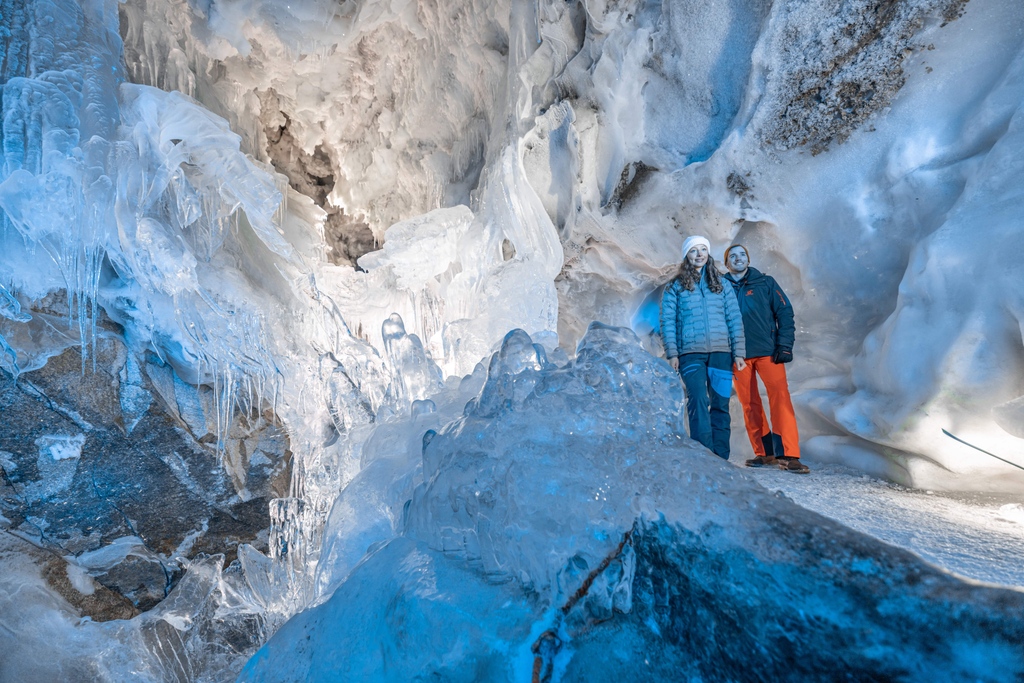 TuxFinkenberg's tweet photo. Unser Tipp: Ein Besuch im spektakulären NATUR EIS PALAST am Hintertuxer Gletscher! 🥶 Erkunde mit der ganzen Familie magische Eisstalaktiten, gigantisch funkelnde Eiskristalle , gefrorene Wasserfälle und sogar einen Gletschersee!💎🧊
Mehr Infos: https://t.co/fIT1BwIo2d https://t.co/ZU0hLDVOaK