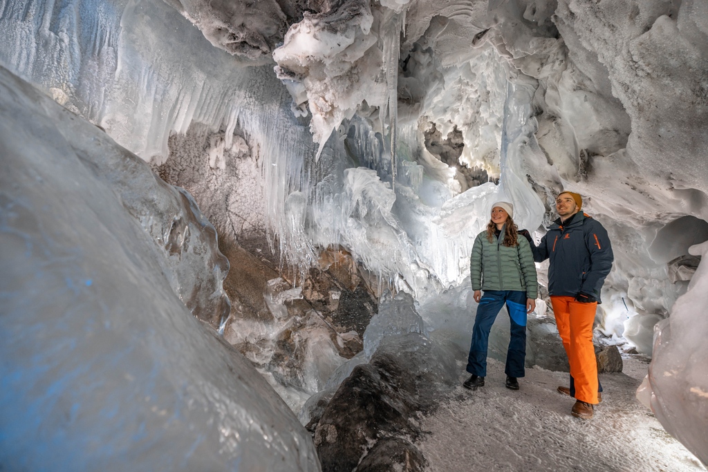 Unser Tipp: Ein Besuch im spektakulären NATUR EIS PALAST am Hintertuxer Gletscher! 🥶 Erkunde mit der ganzen Familie magische Eisstalaktiten, gigantisch funkelnde Eiskristalle , gefrorene Wasserfälle und sogar einen Gletschersee!💎🧊
Mehr Infos: tux.at/natur-eis-pala…