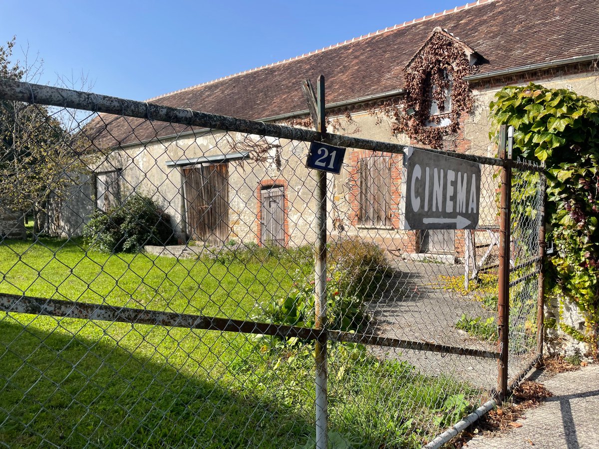 Triste confirmation ce week-end, de passage dans le village de Mons-en-Montois chez mon presque frère <a href="/F_Pieretti/">.</a>, de la disparition de feu le + petit cinéma d’Ile de France, le 11x20+14 (vous ne rêvez pas, c’était son nom), caché depuis des années dans cet ancien corps de ferme