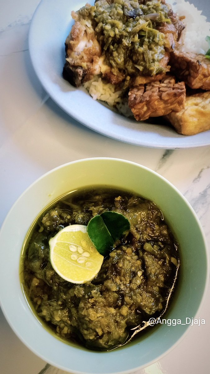 Angga_Djaja's tweet image. Indonesia terkenal dg banyaknya variasi sambal, dan salah 1 nya adalah SAMBEL IJO. 
Buat kalian yg mau bikin, contekan resepnya dh ada di awal video ya