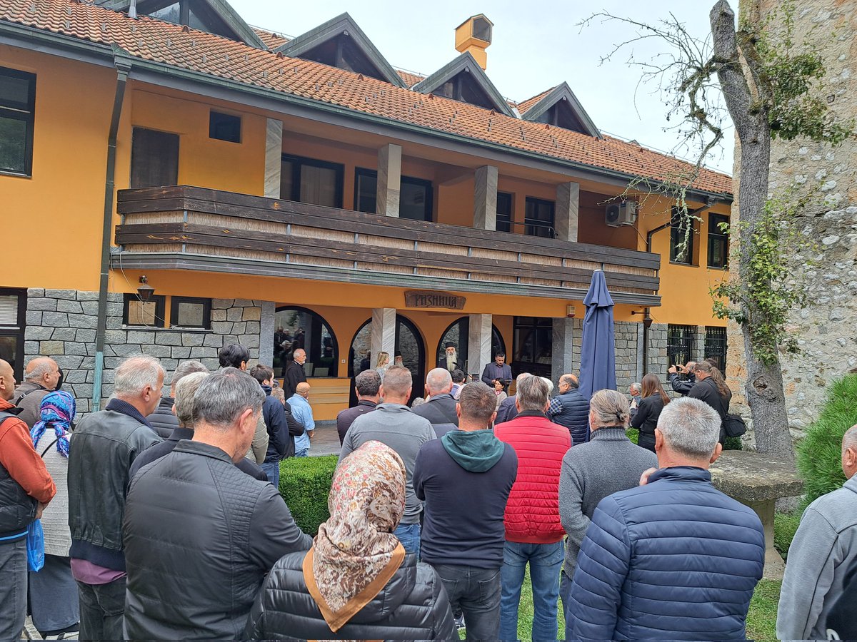TaraDrinaBB's tweet photo. Додела награде Рачански печат архимандриту оцу Сави и захвалнице Благојици Ристићу после Свете Литургије у манастиру Рача као завршни део 29. Духовних свечаности "Дани Раче украј Дрине".
#данирачеукрајдрине #рача #манастир #рачани #писмо #ћирилица #баштина #бајинабашта https://t.co/HjG09hT3zL