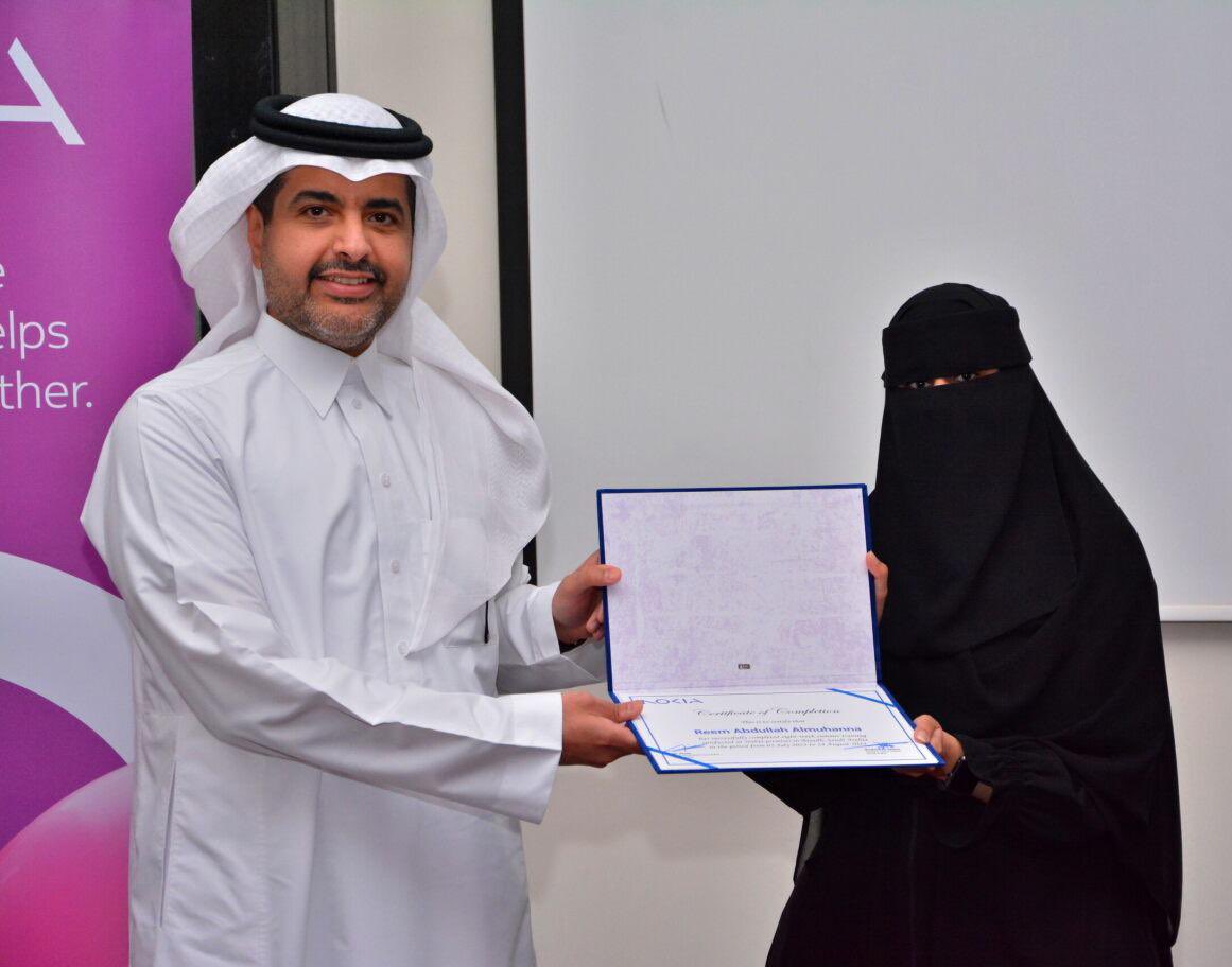 su_newspaper's tweet photo. الطالبة ريم المهنا من كلية الحاسب الآلي وتقنية المعلومات بـ #جامعة_شقراء تتسلم جائزة التميز من سعادة وكيل وزارة الاتصالات وتقنية المعلومات لقدرات ووظائف المستقبل الأستاذ ابراهيم الناصر، نظير تميزها في التدريب الميداني بشركة نوكيا. https://t.co/pchCgsHmHw