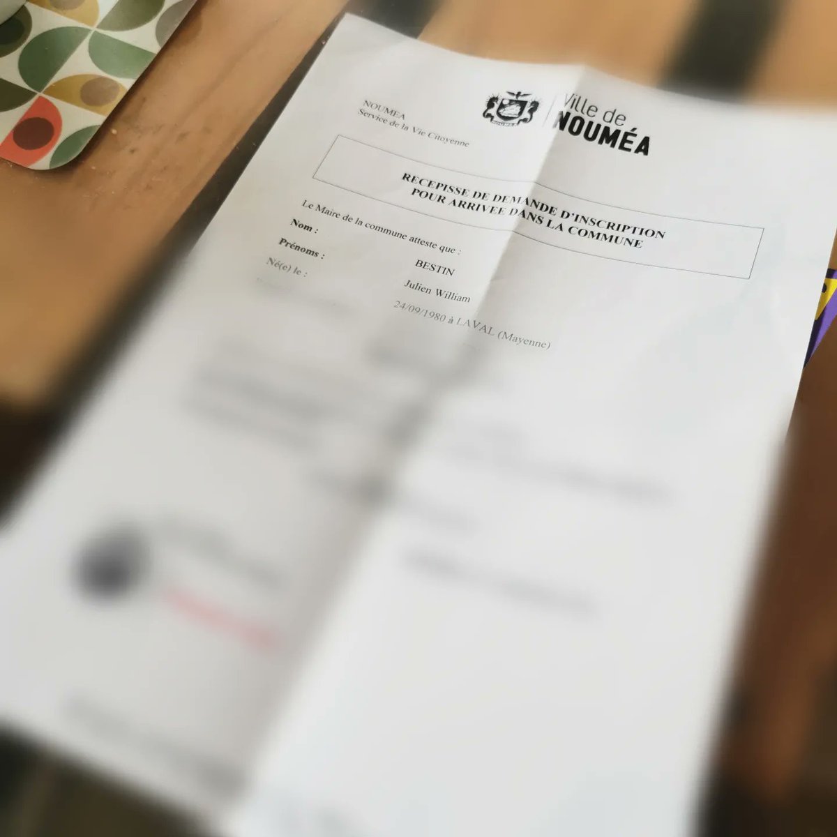 Julienlagom53's tweet image. ➡ Découverte d'un courrier qui m'implante encore davantage ici
➡ Le gouvernement et ses drapeaux 
➡ La plan de PAS baignade ⚠ 🦈 
➡ La flore qui annonce l'été qu'on attend impatiemment, en sweat 😉 

Un dimanche à #Nouméa