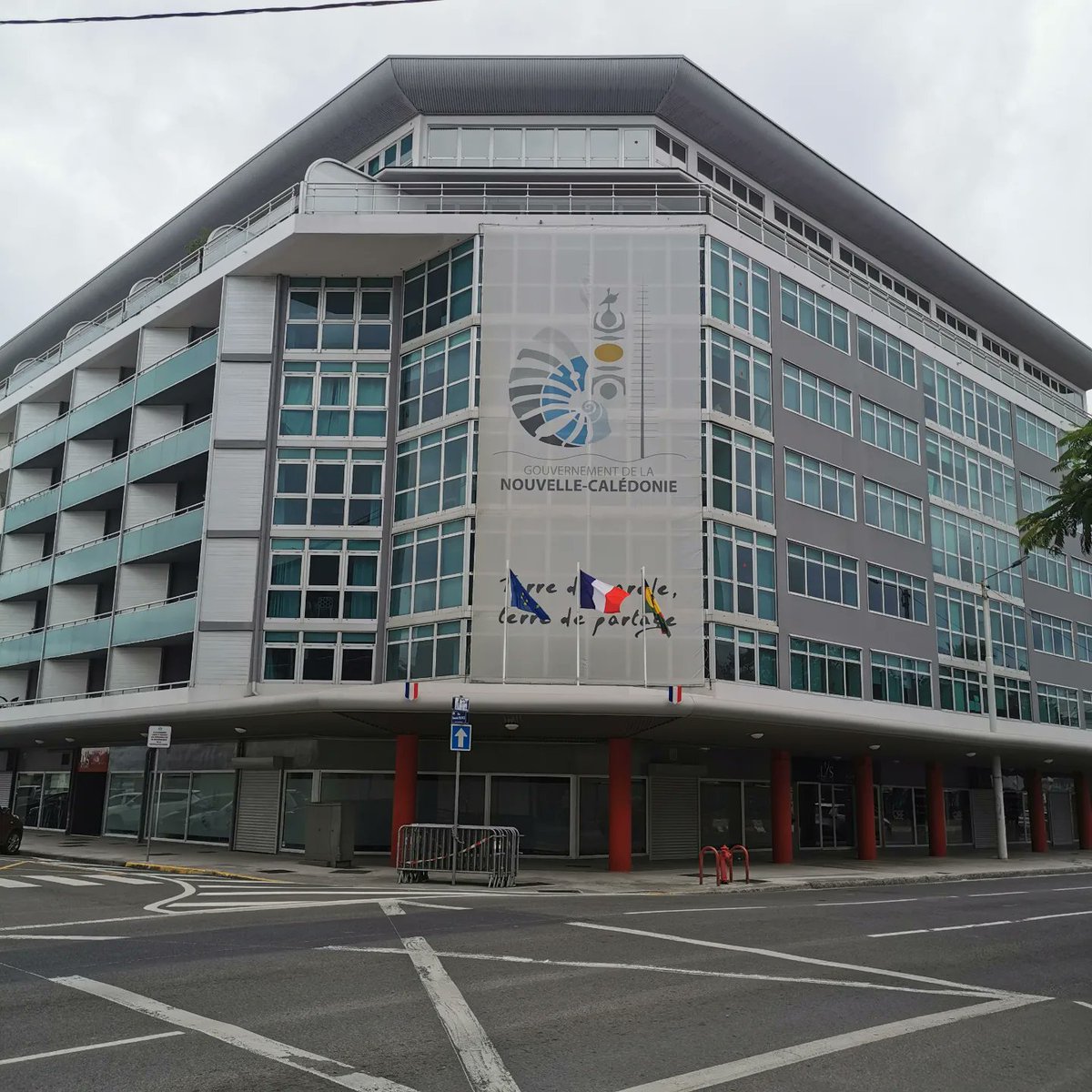 Julienlagom53's tweet image. ➡ Découverte d'un courrier qui m'implante encore davantage ici
➡ Le gouvernement et ses drapeaux 
➡ La plan de PAS baignade ⚠ 🦈 
➡ La flore qui annonce l'été qu'on attend impatiemment, en sweat 😉 

Un dimanche à #Nouméa