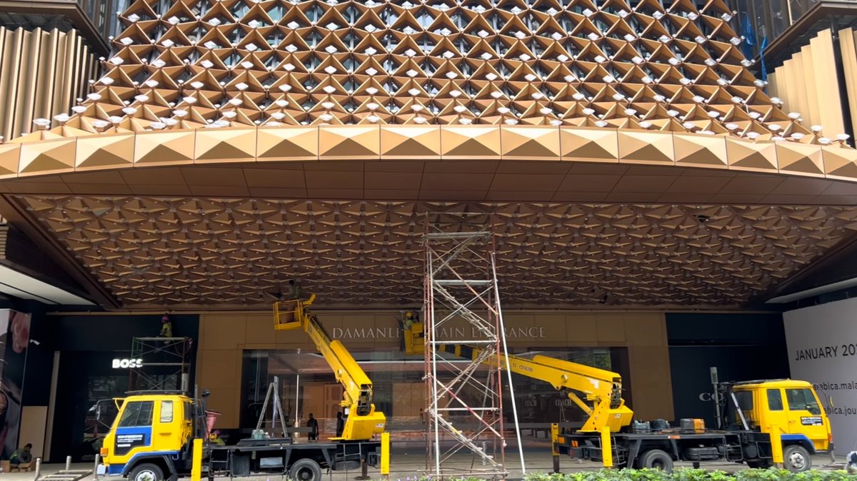 SphereMY_'s tweet photo. Pavilion Damansara Heights - Sebuah lagi 'mall' di Kuala Lumpur akan dibuka esok bermula 12 tengahari.

Ia menawarkan lebih 300 kedai, termasuklah 'showroom' Tesla yg pertama di Malaysia.

Stesen MRT Pusat Bandar Damansara akan terintegrasi terus dengan mall ini.

📸: Afiq Roslan https://t.co/EqIpStx7cF