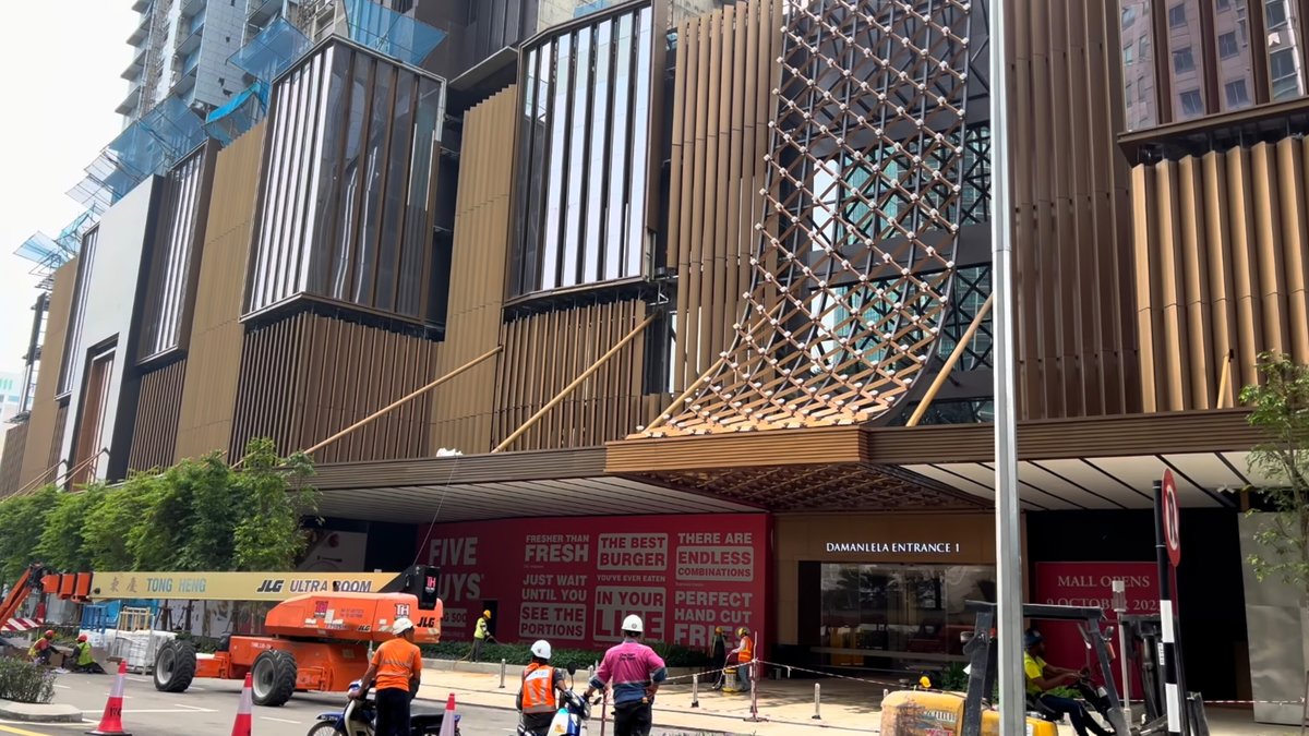 SphereMY_'s tweet photo. Pavilion Damansara Heights - Sebuah lagi 'mall' di Kuala Lumpur akan dibuka esok bermula 12 tengahari.

Ia menawarkan lebih 300 kedai, termasuklah 'showroom' Tesla yg pertama di Malaysia.

Stesen MRT Pusat Bandar Damansara akan terintegrasi terus dengan mall ini.

📸: Afiq Roslan https://t.co/EqIpStx7cF