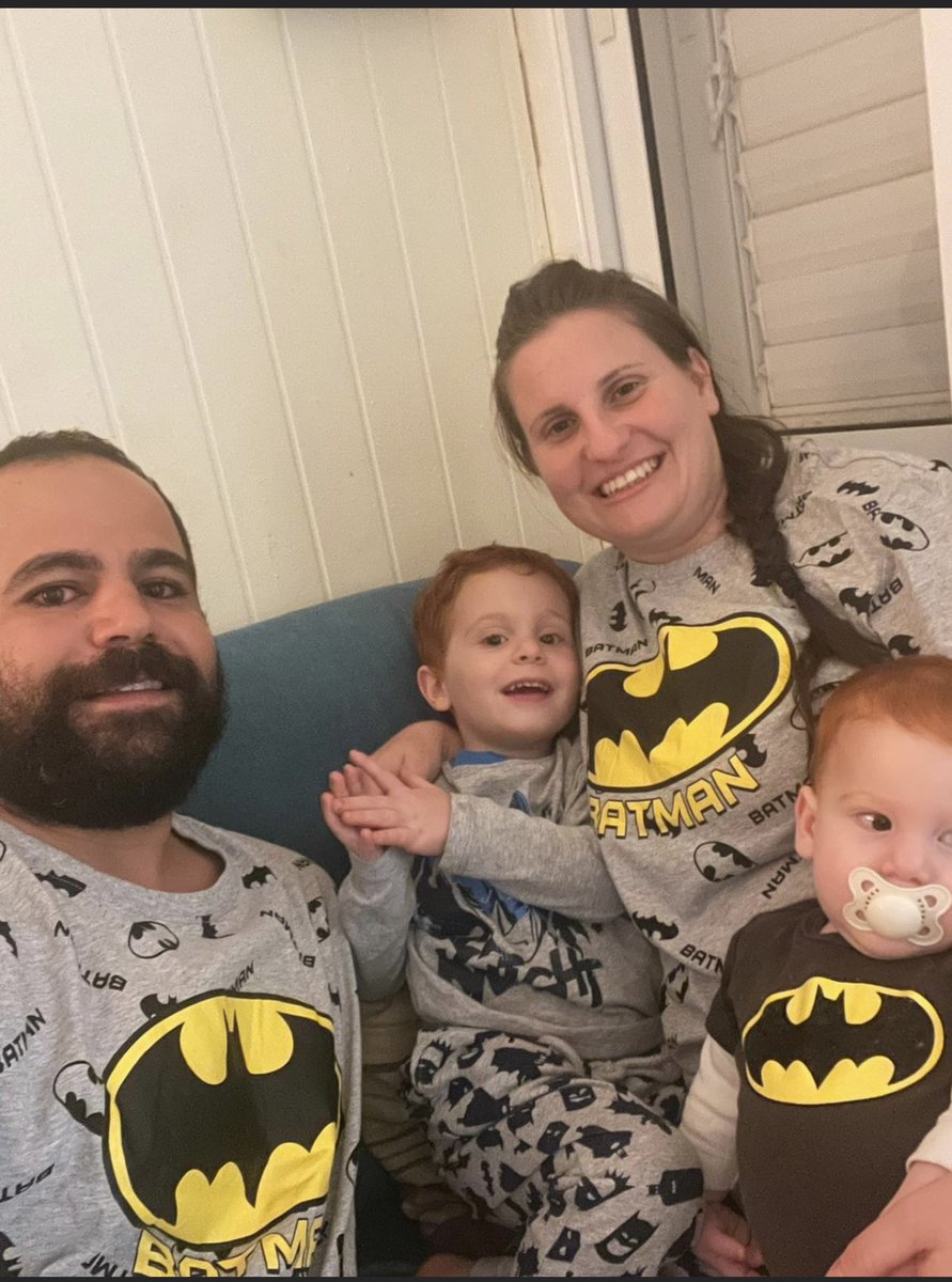 sivanhakolkalul's tweet image. בבקשה תשתפו
Please share
#BringBackOurFamily

המשפחה שלי. תחזירו אותם הביתה בבקשה
שירי וירדן ביבס, הילדים אריאל בן 4 וכפיר בן 9 חודשים

רק ביום חמישי אריאל אמר שרוצה לעזוב את הקיבוץ ולבוא לגור ליד תואם, מחכים לו 

My family, please help bring them back home
Shiri and Yarden…