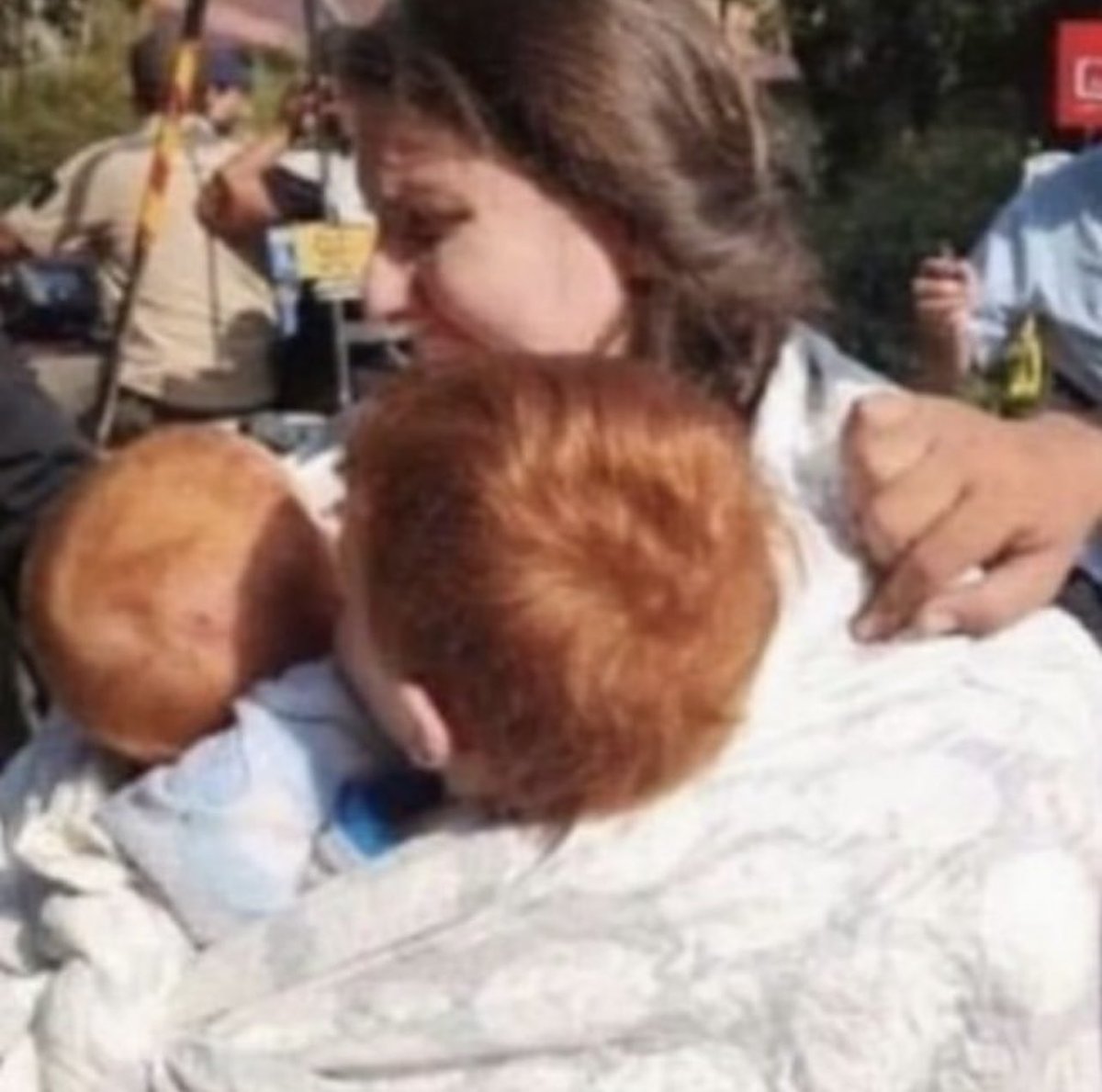 sivanhakolkalul's tweet image. בבקשה תשתפו
Please share
#BringBackOurFamily

המשפחה שלי. תחזירו אותם הביתה בבקשה
שירי וירדן ביבס, הילדים אריאל בן 4 וכפיר בן 9 חודשים

רק ביום חמישי אריאל אמר שרוצה לעזוב את הקיבוץ ולבוא לגור ליד תואם, מחכים לו 

My family, please help bring them back home
Shiri and Yarden…