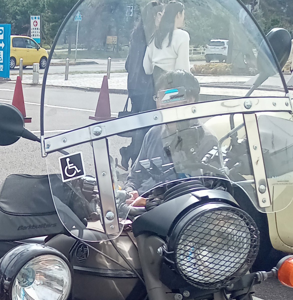 皆さん、こんにちは☺️
今日車椅子の方を乗せてツーリングしてるサイドカーバイクを見つけました。
障害者マークがしっかり付いててお願いして写真撮らせてもらいました🙂