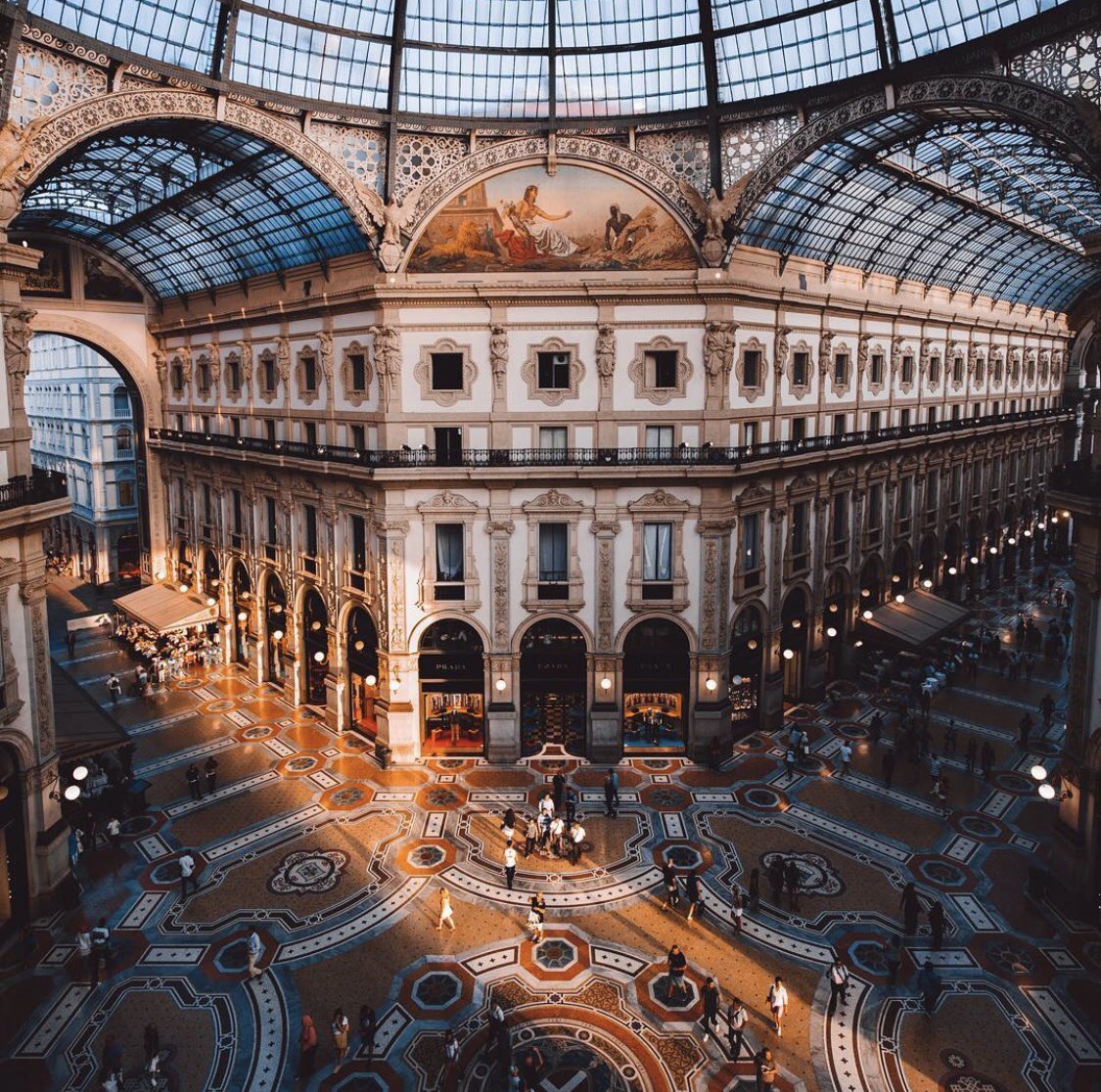 Also known as “il salotto di Milano-the lounge of Milan” the magnificent Galleria is the elegant venue where to sip a coffee as you watch the world pass by 
#DCmoments