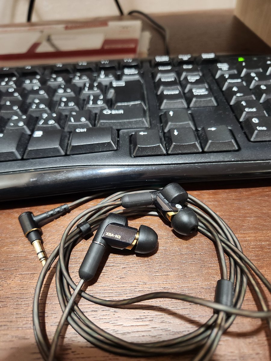 Tak37108's tweet photo. 何年も前からSony MDR-EX800STが気になってるけど、このメンバーにわざわざ足す意味あるのか躊躇してます
#XBA-N3
#900ST
#K702 https://t.co/lLffd1vqcm