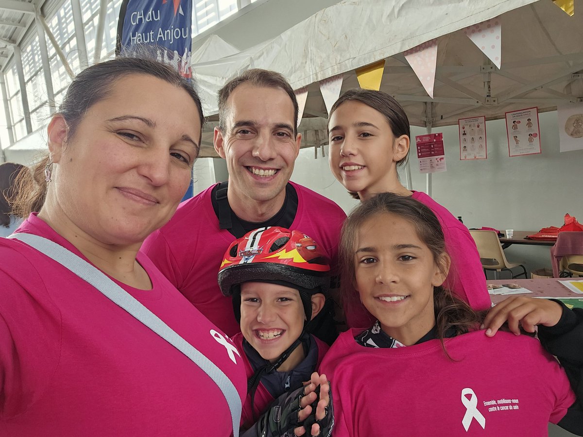 SEVERINORICARD6's tweet photo. #MarcheRose en famille https://t.co/ULDrIpC7Zu
