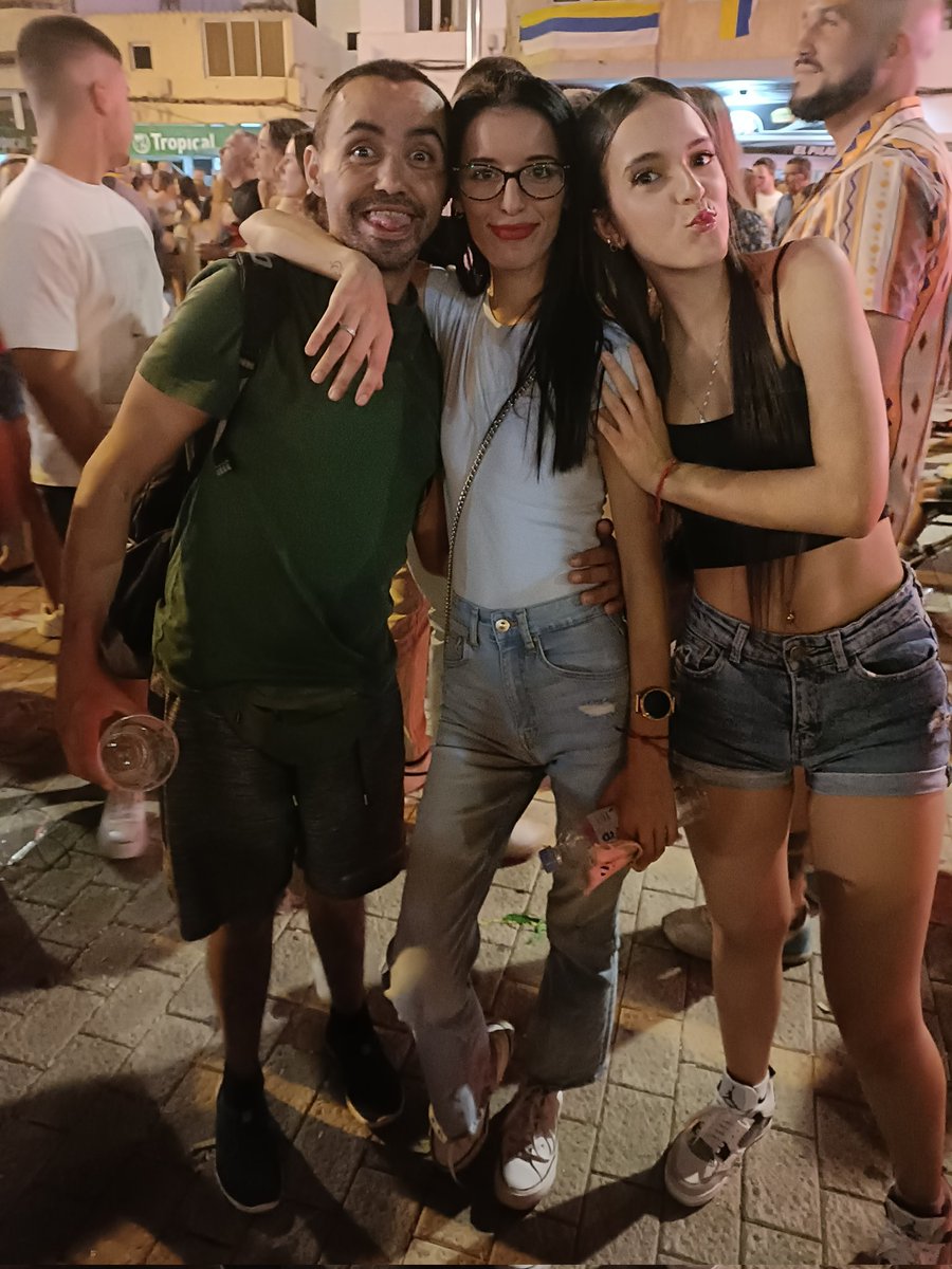 crispi32's tweet photo. Los amigos son lo que le da calidad a los años #friends #party https://t.co/WHSH6an0HL