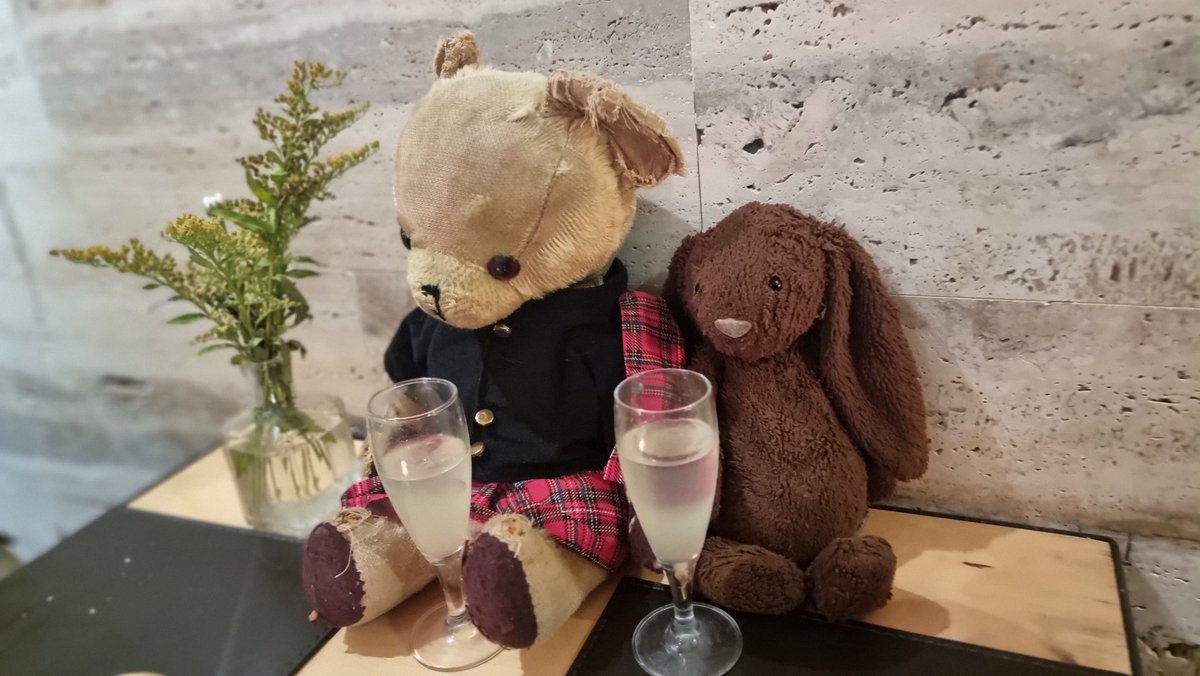 Dinner with @fluffle_the in Rome last night #bigjohninitaly2 #teddybear #travel #jellycat #bashfulbunny #bunnies