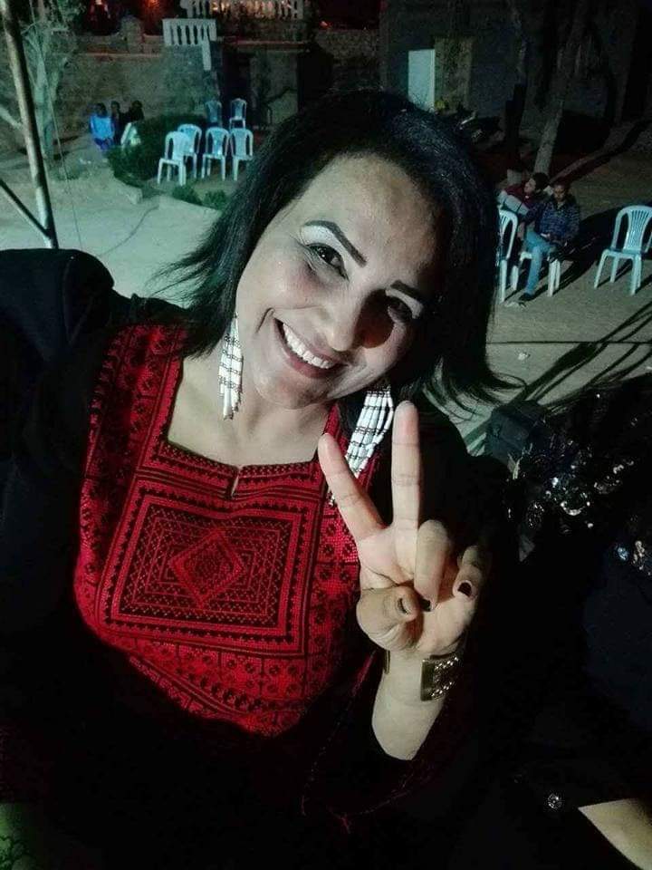khira0972's tweet photo. القدسُ من سيرة الأضواء عائدة
شطّارها أوعزوا للقفل ما انصهرا

في كلّ شبر سرت أفنان رونقها
كم عتّق الفجر من أهدابها السّمرا

وكم أضاءت نجوم اللّيل سمرتها
فاشتاق للصّبح مرسوما لها سفرا

مدّي الجديل لحلم طال موعده
سيستفيق غدا  من  عانق  القدرا https://t.co/pQbn8Vx7n8
