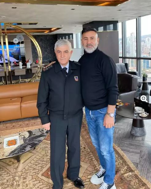 gaffarmudur's tweet photo. Nihat Doğan ile birlikte otelde grup seks yaptığı kadınları darp eden İzzet Yıldızhan, Jandarma Genel Komutanı Arif Çetin ile el omuzda poz vermiş.. Arif Çetin'in poz vermediği mafyatik kimse kaldı mı?? O üniformanın bir ağırlığı yokmu?? https://t.co/PiGN9CrAsn