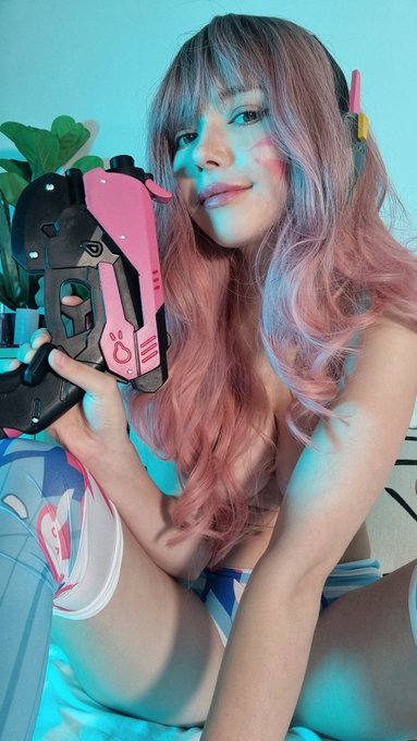 Working hard on choosing Halloween outfit :3 L.O.L 🖤😸 https://t.co/uGht4JlkdE