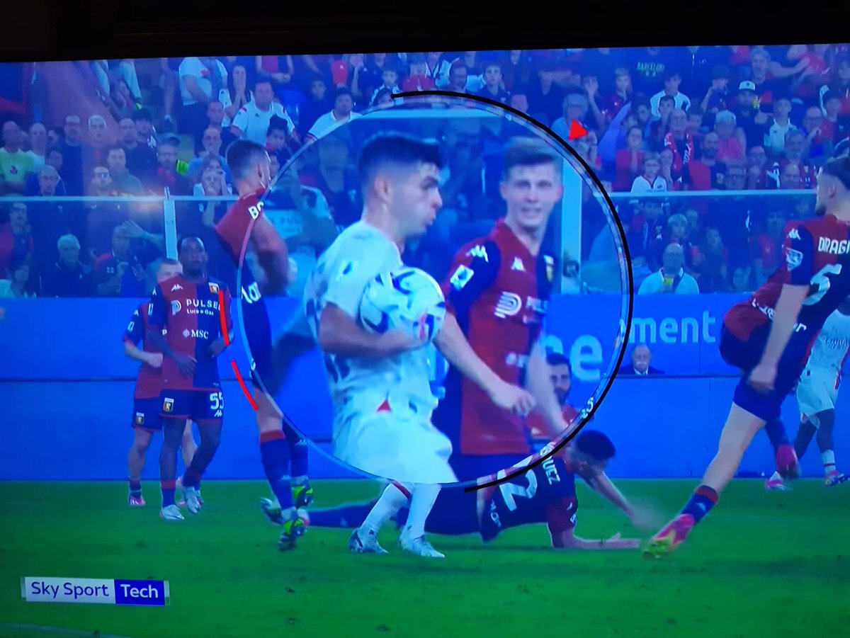 Skipsnack's tweet photo. È ormai palese, c'è un buco nel regolamento: la #SerieA deve introdurre il #videocheck, come nella volley. Cosicché gli allenatori possano richiamare l'arbitro al #var, per un possibile fallo non visto. 2 chiamate a partita? 4 in tutto. #GenoaMilan https://t.co/rKtMnC2uST