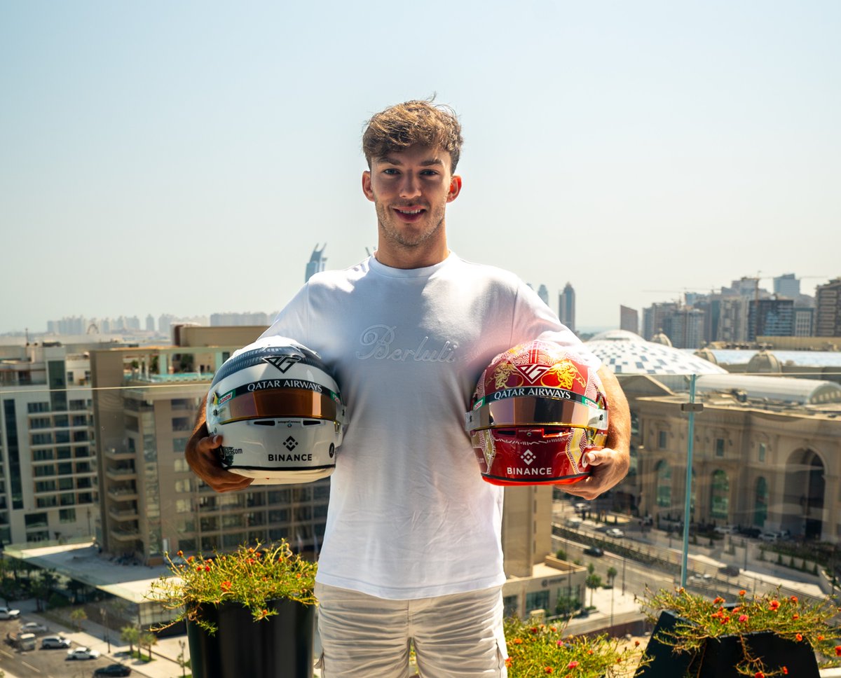holaqatar92's tweet image. Qatar Creates, presentó el sábado dos cascos de carreras de diseño personalizado creados por los artistas qataríes Shouq Al Mana y Alanoud Al Ghamdien colaboración con Pierre Gasly, el piloto de Fórmula 1 del equipo Renault Alpine. #f1 #diseño #cascos # #QatarCreates #Helmets