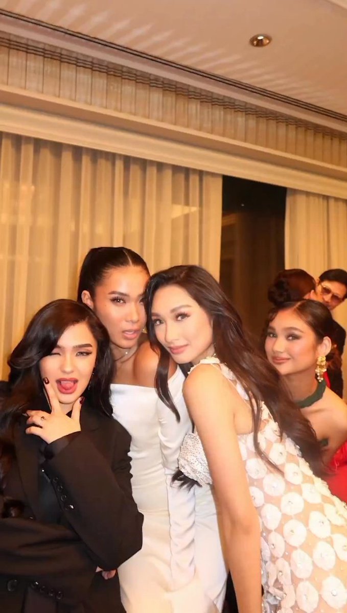 kddaylight's tweet photo. blythe w/ lou, reign, and karina

#AndreaBrillantes #LouYanong #ReignParani #KarinaBautista https://t.co/CNhD8Lwdq9