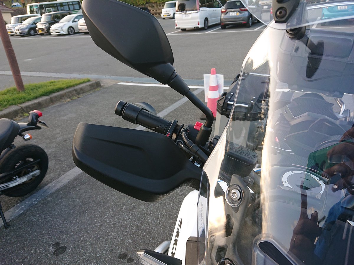 朝晩、かなり冷えてきましたねぇって事で、ナックルガードを取り付け❗
試運転したところ、レバーを操作する２本の指には絶妙に風が当たらない感じ。グリップヒーターとの併用で今年は指先が冷えて痛くなるのを防げるかも🔥