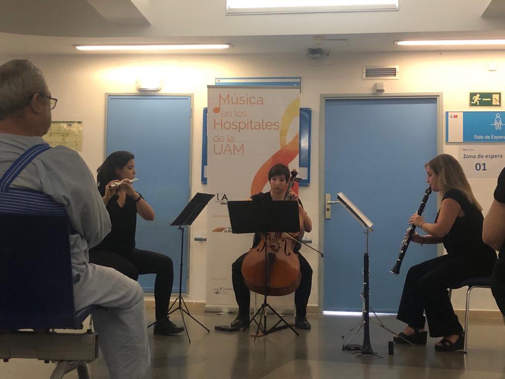 PilarAlaguero's tweet photo. Retomamos conciertos en #HospitaldeLaPrincesa, iniciativa de la UAM. Este domingo “Trío Merak” en planta 5 y 6. Acercando la música a nuestros pacientes, facilitando su estancia y recuperación 🎼🎶
@UrgMarisa 
@EzamoraGarc
@tatatorres1515
@MontePerdido31
@Monica_DelSan 
👏👏👏 https://t.co/7bnDbzyciY