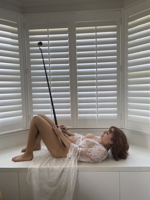 Enjoy this outtake of me adjusting my tripod between photos at my recent shoot 😂 https://t.co/LW2zUv
