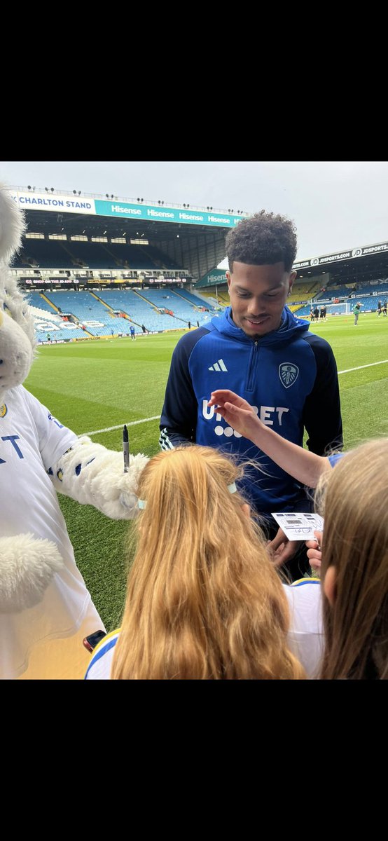 LCJ_girls's tweet photo. Amazing day out for our U12’s yesterday at Elland Road. Thanks @leedsunited for a great experience and getting the win! #mot #alaw #leedscityjuniors https://t.co/I5bniDtkkA