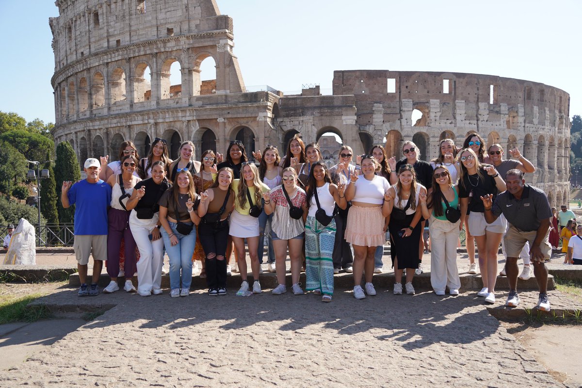 TLUsoftball's tweet photo. When in Rome 🇮🇹 

#TooLiveU | #PupsUp | #ItalyTour23 https://t.co/4sooT6Chdr