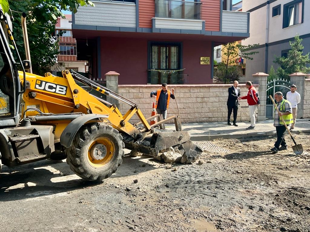 mozgurureten's tweet photo. #Ümraniye’li hemşehrilerimizden gelen talep ve takibimiz üzerine, #Parseller Mahallemiz Selda Sokak yol bakım ve asfaltlama çalışmaları yapılmaktadır. #İBB #İsfalt ve Yol Bakım ve Onarım ekiplerimizin emeklerine sağlık.
#BirlikteBaşaracağız https://t.co/aiUf9WZKBL