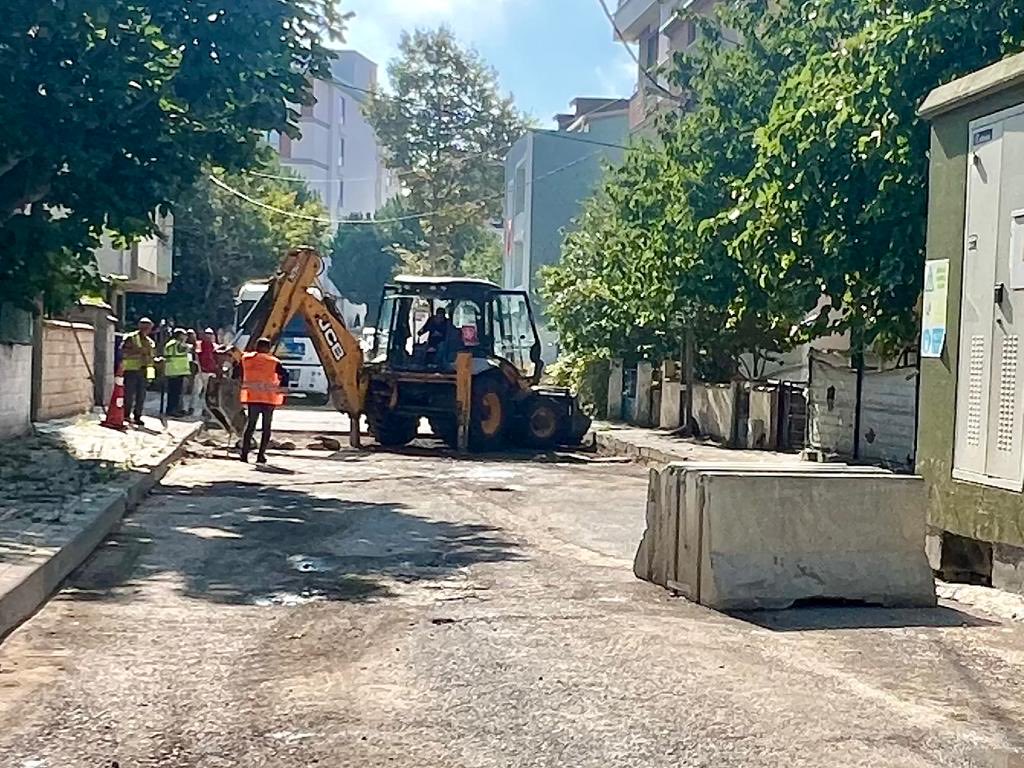 mozgurureten's tweet photo. #Ümraniye’li hemşehrilerimizden gelen talep ve takibimiz üzerine, #Parseller Mahallemiz Selda Sokak yol bakım ve asfaltlama çalışmaları yapılmaktadır. #İBB #İsfalt ve Yol Bakım ve Onarım ekiplerimizin emeklerine sağlık.
#BirlikteBaşaracağız https://t.co/aiUf9WZKBL