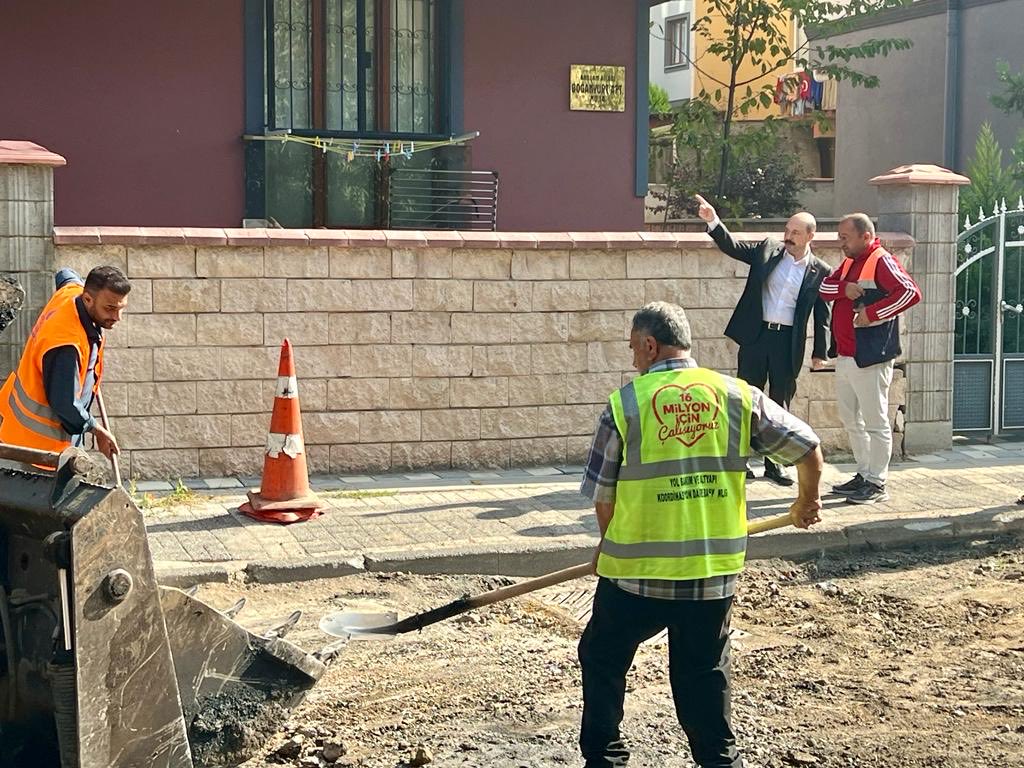 mozgurureten's tweet photo. #Ümraniye’li hemşehrilerimizden gelen talep ve takibimiz üzerine, #Parseller Mahallemiz Selda Sokak yol bakım ve asfaltlama çalışmaları yapılmaktadır. #İBB #İsfalt ve Yol Bakım ve Onarım ekiplerimizin emeklerine sağlık.
#BirlikteBaşaracağız https://t.co/aiUf9WZKBL