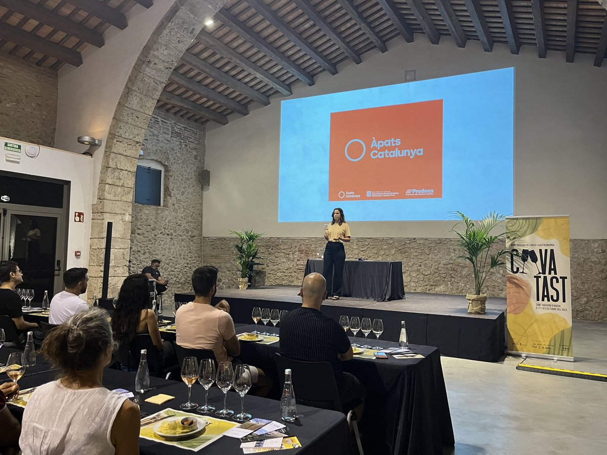 🥂 Començant el diumenge de #Cavatast de la millor manera possible: amb un tast a la Fassina: "El cava, l'aliat de la cuina catalana" 

🍽️ De la mà de la <a href="/gastroteca/">Gastroteca</a> i <a href="/CARAMCARAMMM/">CARAM CARAM</a>. 

🍾Seguim amb el #Cavatast23!