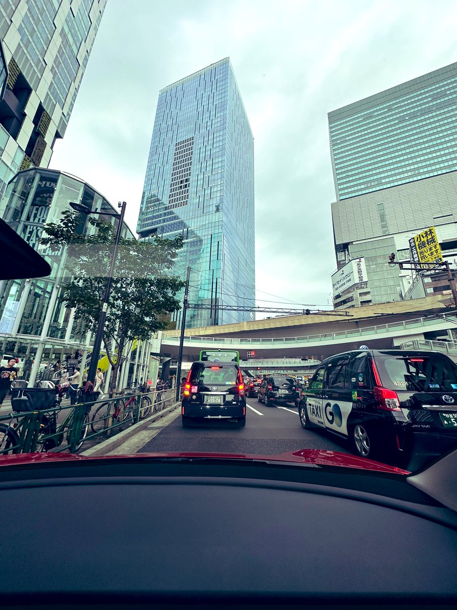 FortyTwoJapan's tweet photo. Windshield fixed. Thanks Tesla Kawasaki! A smooth and pleasant experience. https://t.co/2ZUWzhULog