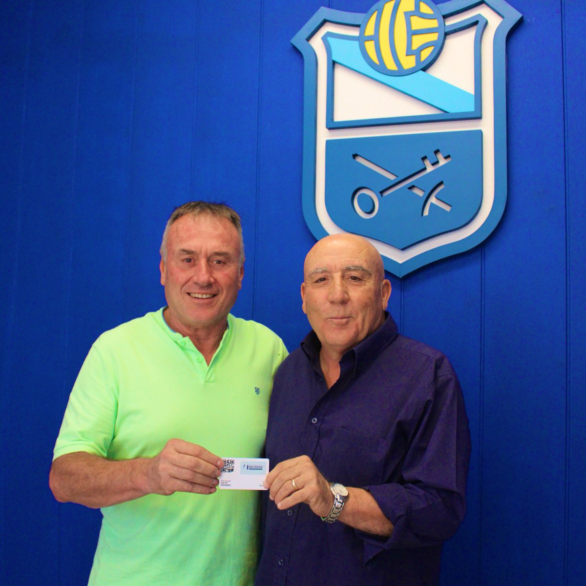 aeprat1945's tweet photo. 🤝 Durante la previa del encuentro, nuestro presidente recibió a Pepe Delgado, ex secretario técnico del club actualmente en el @CPSanCristobal 

⚽️ Pepe recibió su carnet de socio, en agradecimiento a los años dedicados a nuestra institución

#sompotablava 🐔 https://t.co/fGAI6D2xzd