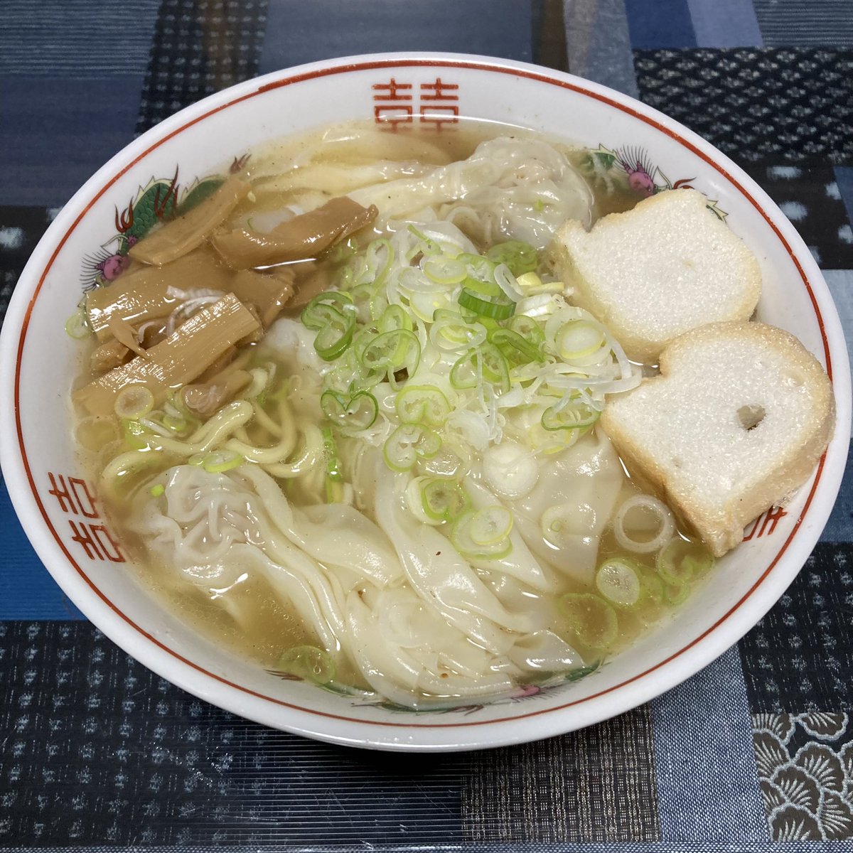 o_k_m_t_b's tweet photo. 市販のワンタンの皮だと小さいので、4枚貼り合わせました。
#塩ワンタン麺
#ワンタン麺
#ワンタン
#豚と海老のワンタン
#オールウェイズのワンタンにインスパイアされたスタイル
#麺屋みっちゅ
#めがったYO 
#ASMSONSN 
#DESCENDENTSに思いを馳せて https://t.co/akyosV3cwe
