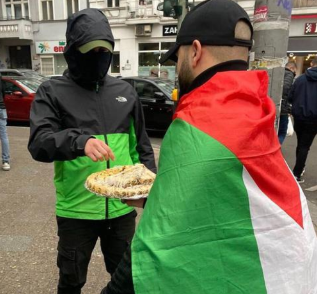 eugyppius1's tweet photo. Left: The Brandenburger Tor in Berlin, illuminated in Israeli colours in expression of solidarity after the Hamas attacks.

Right: Pro-Palestinian activists in the Berlin Neukölln neighbourhood celebrate the "resistance of the Palestinian people"

This is Germany now https://t.co/Vmnnj3SEPj